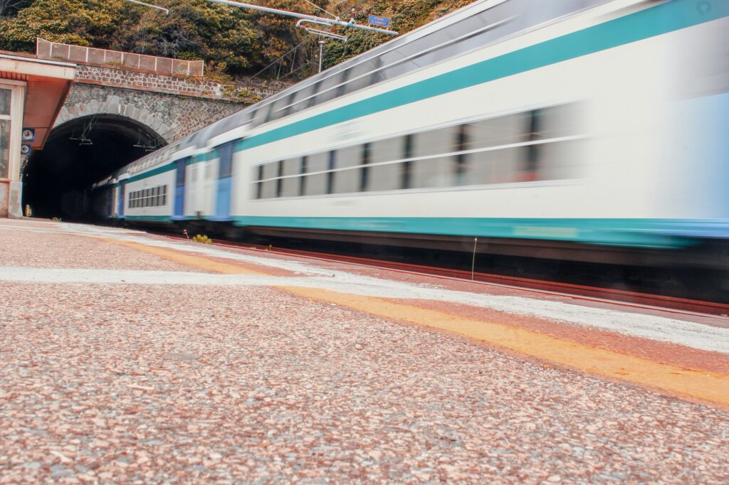 Train entrant dans une galerie ferroviaire près de Framura, en Italie
