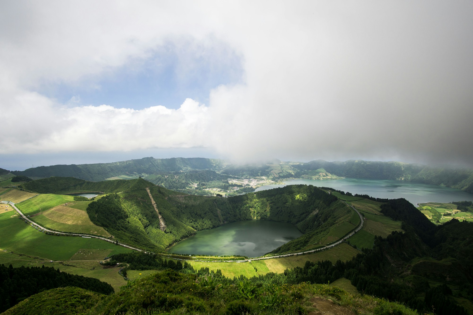 Blick auf den Kratersee Sete Cidades auf der Insel São Miguel, Azoren