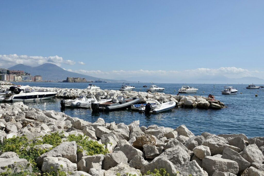 Golfe de Naples et le Vésuve au loin