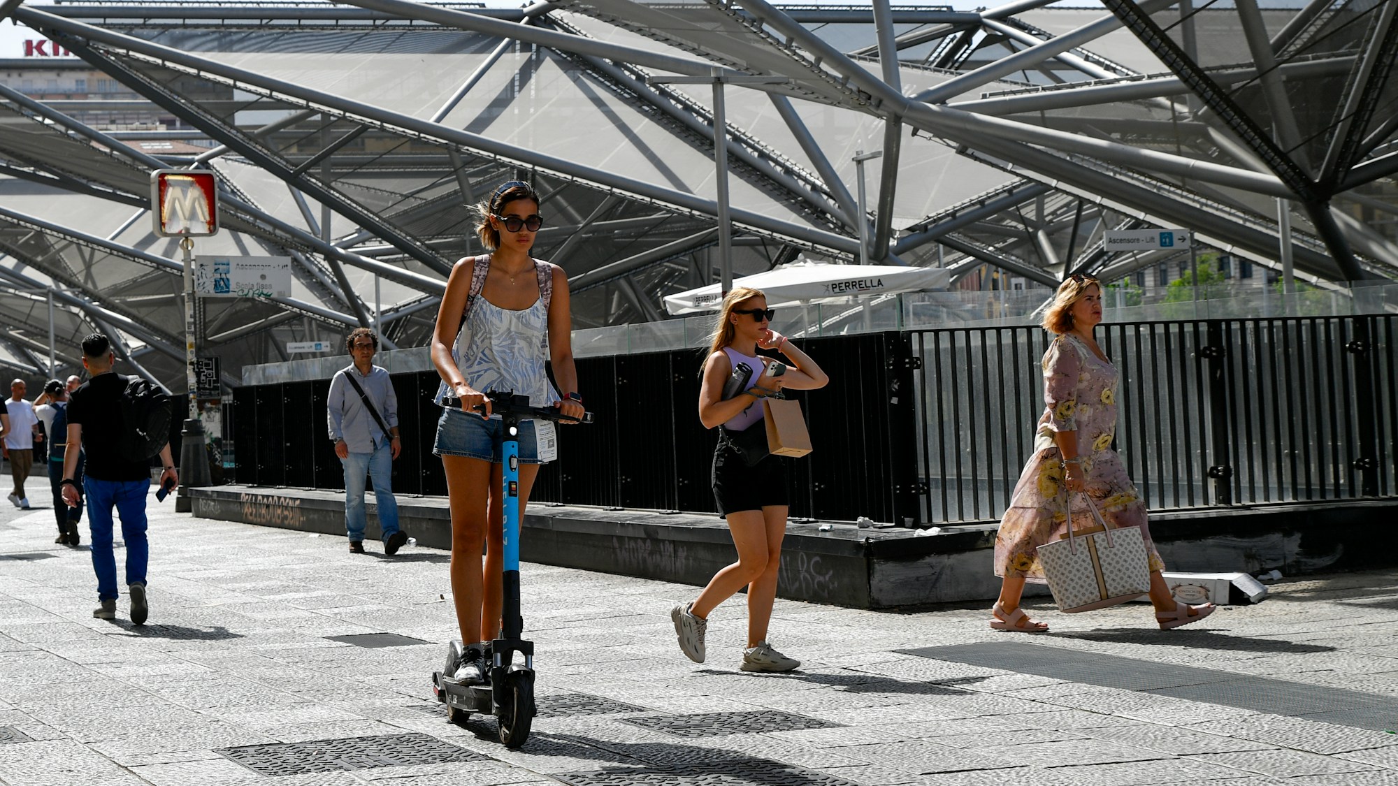 Fußgänger und E-Scooter auf der Piazza Garibaldi in Neapel