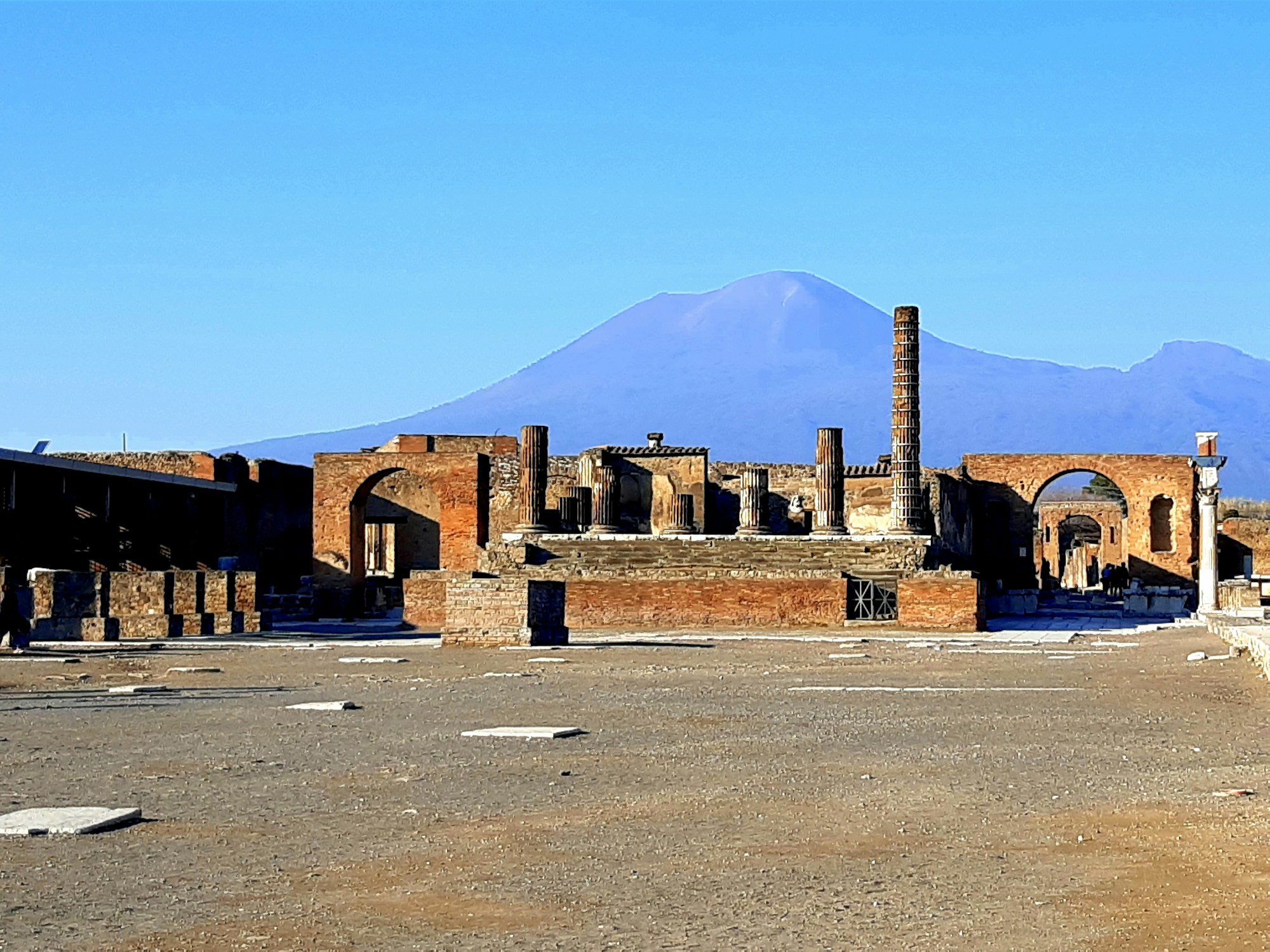 Römisches Forum in Pompeji mit dem Vesuv im Hintergrund