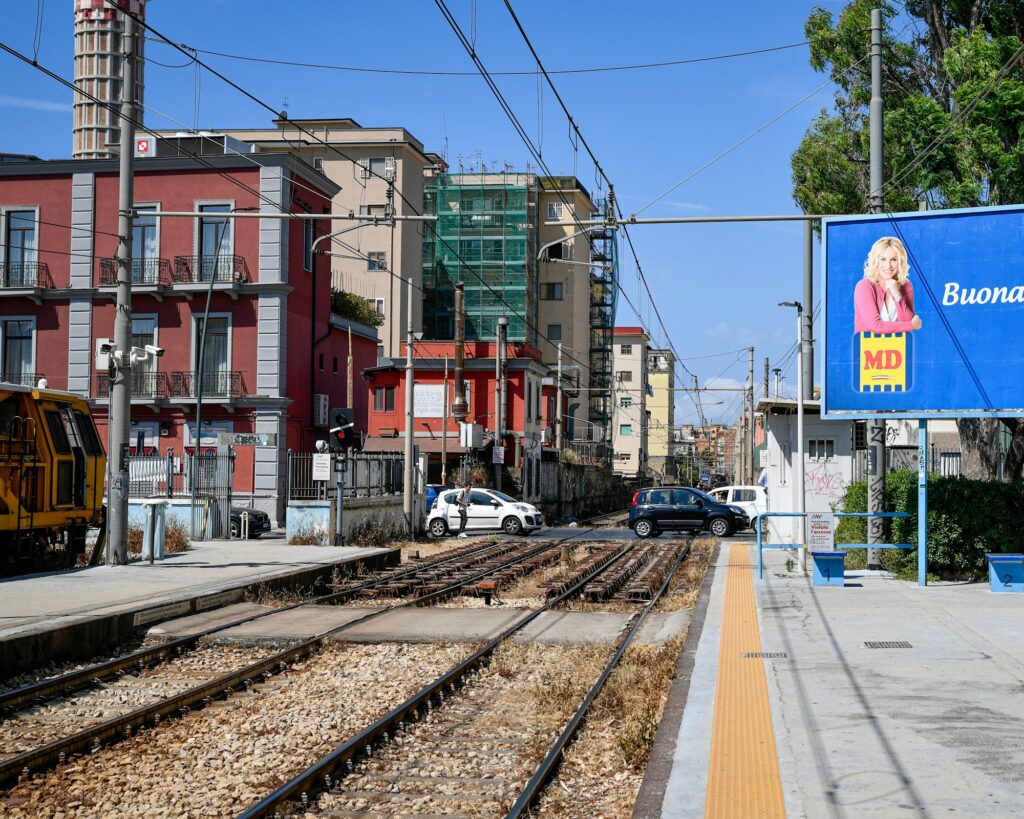 Quai de gare avec un train régional à l'arrêt