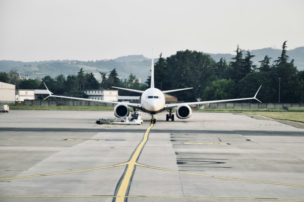 Avion de ligne sur le tarmac d'un aéroport italien