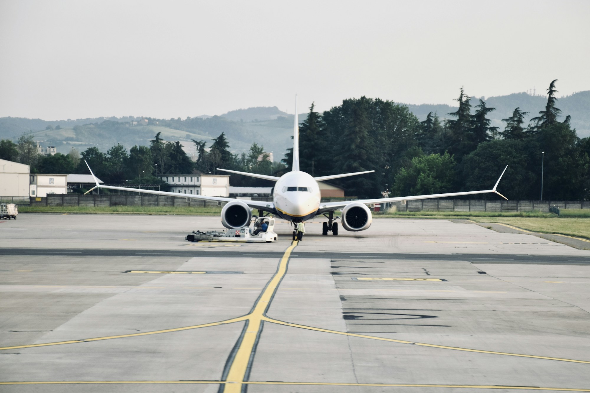 Passagierflugzeug auf dem Vorfeld eines italienischen Flughafens