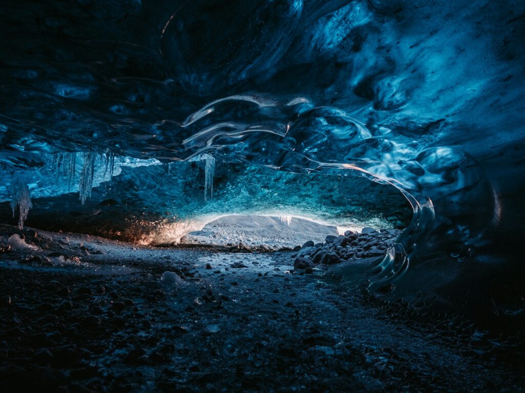 Intérieur d'une grotte de glace bleue creusée dans un glacier près de Jökulsárlón, en Islande