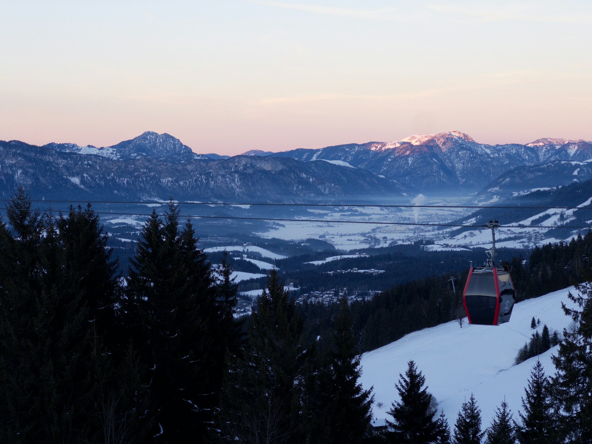 Seilbahn über einem verschneiten Hang bei Kitzbühel