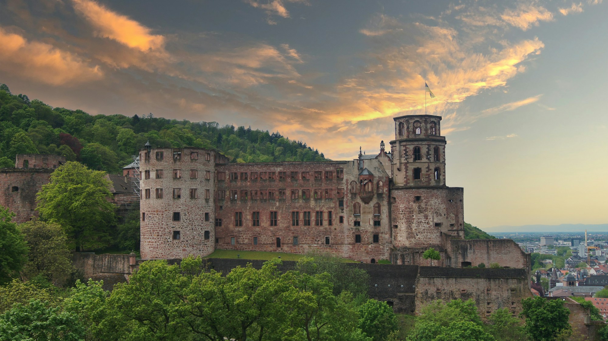 Türme des Heidelberger Schlosses bei Sonnenuntergang