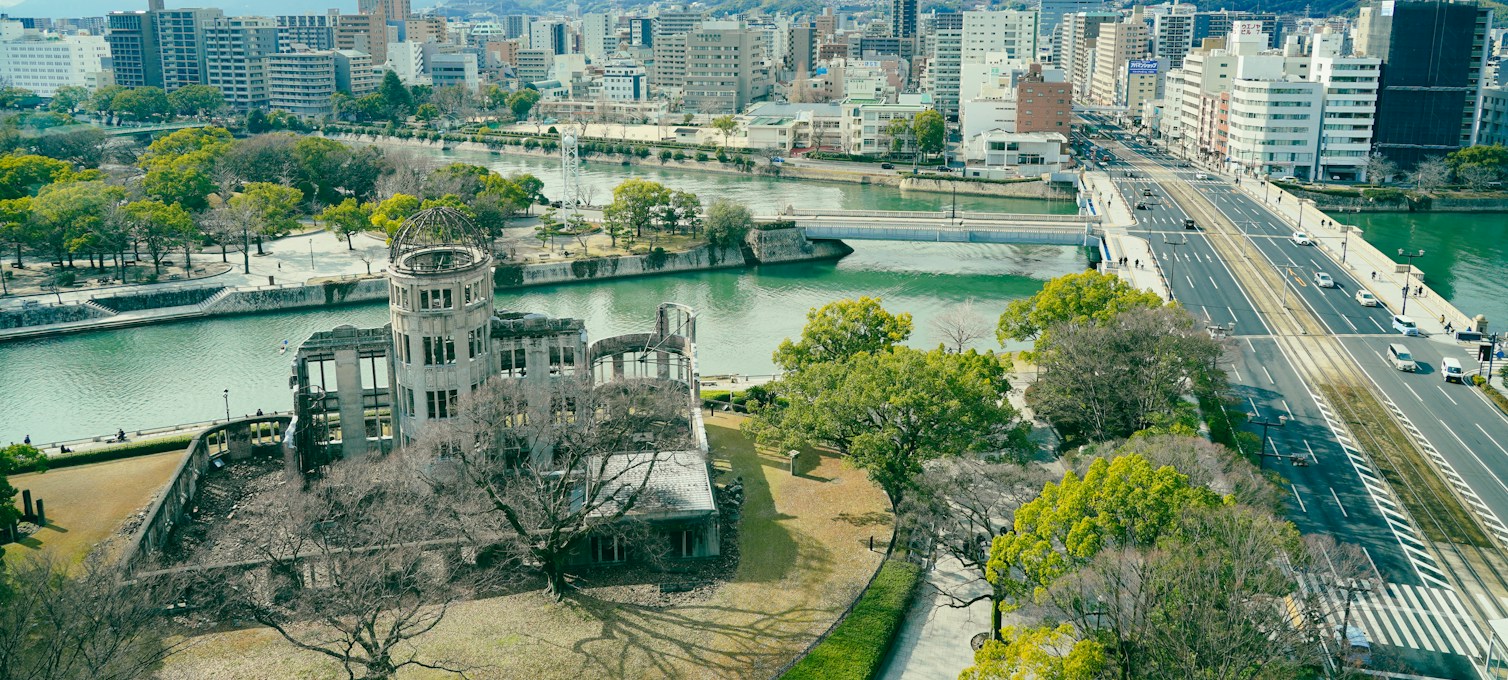 Le dôme de la bombe atomique à Hiroshima, vu depuis les berges de la rivière
