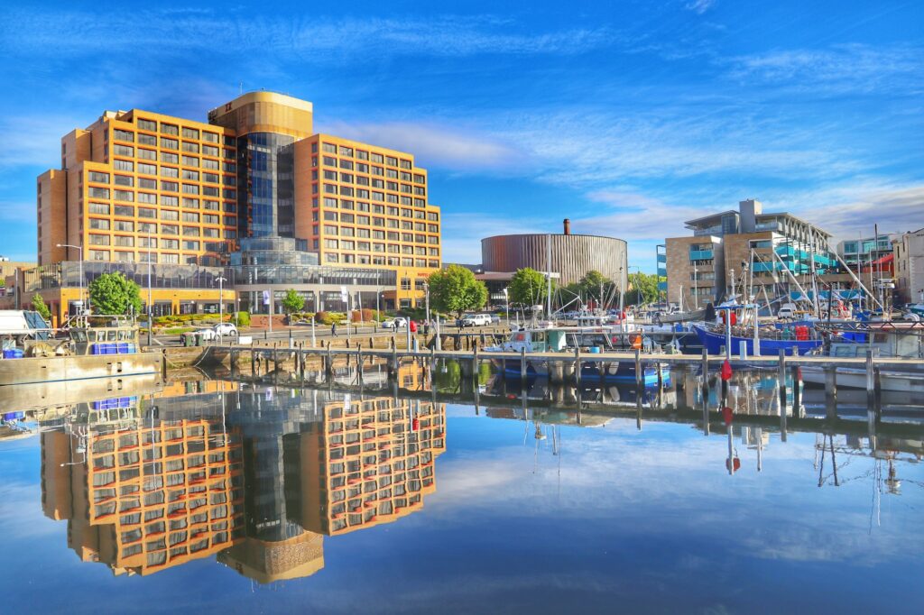 Docks de Hobart en Tasmanie, bateaux amarres au pied des immeubles
