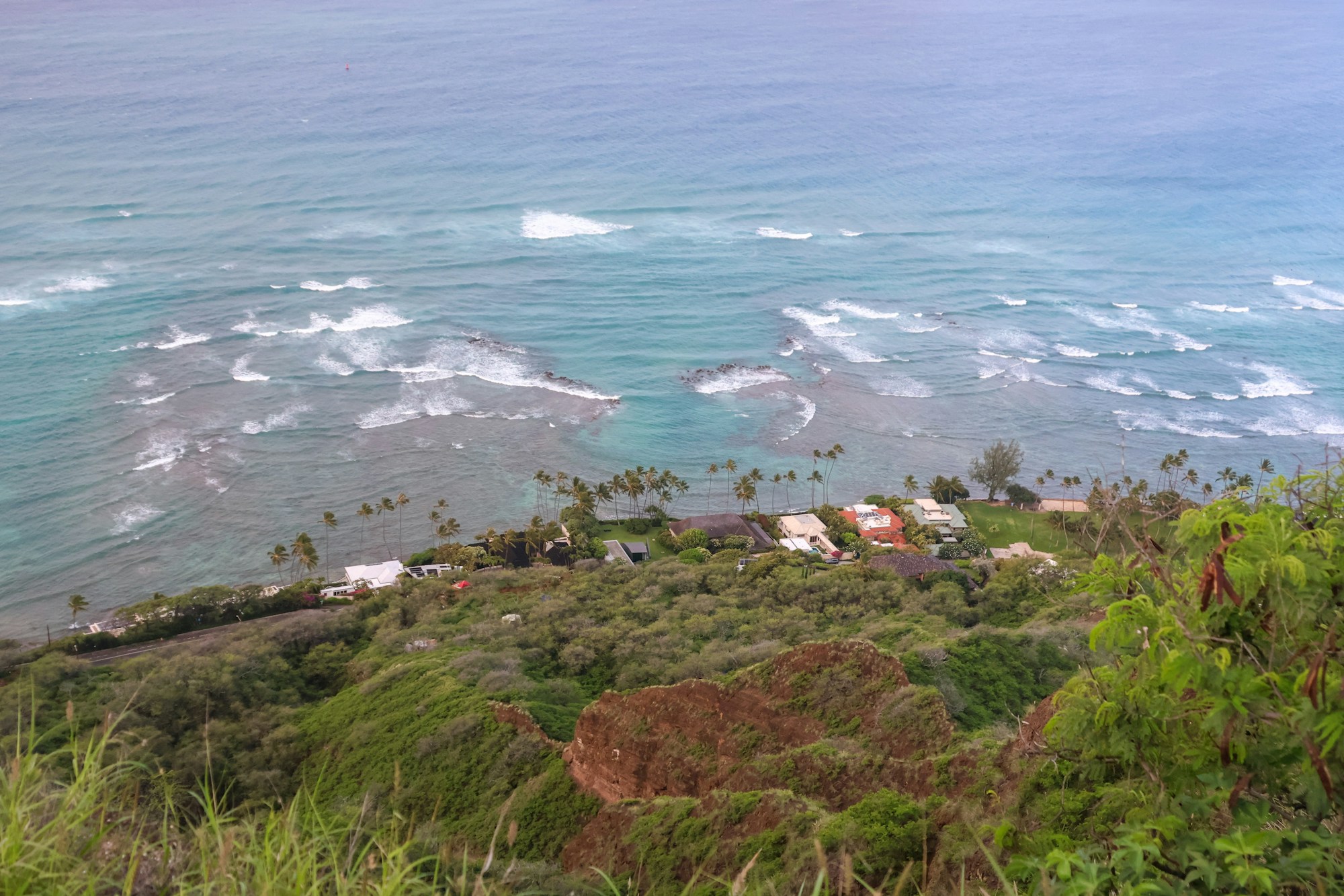Blick auf die Küste von Oahu von den Hängen des Diamond Head