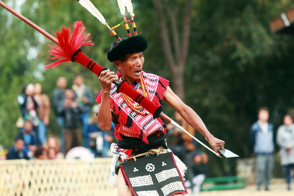 Groupe de tribus naga en tenue traditionnelle au Nagaland