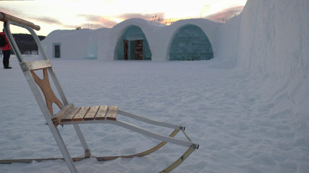 Entrée de l'Icehotel à Kiruna, avec un traîneau en bois au premier plan