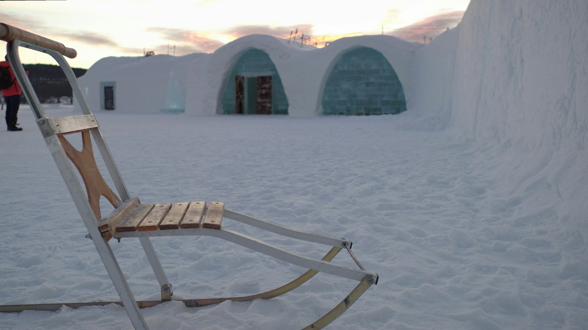 Ingresso dell'Icehotel a Kiruna, con una slitta di legno in primo piano