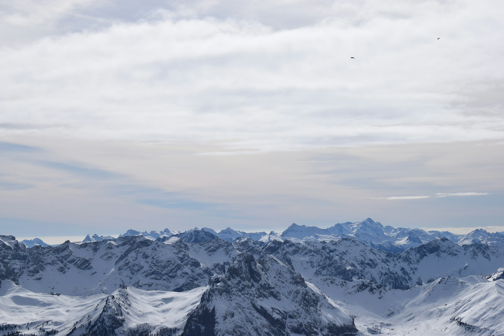 Panorama der verschneiten Dolomiten im Winter