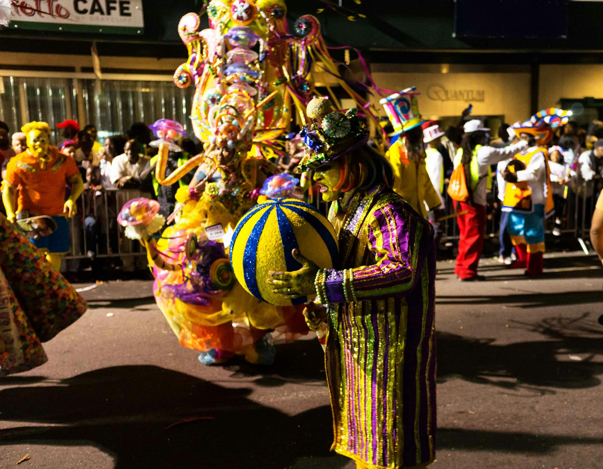 Groupe costumé du Junkanoo défilant de nuit dans une rue de Nassau