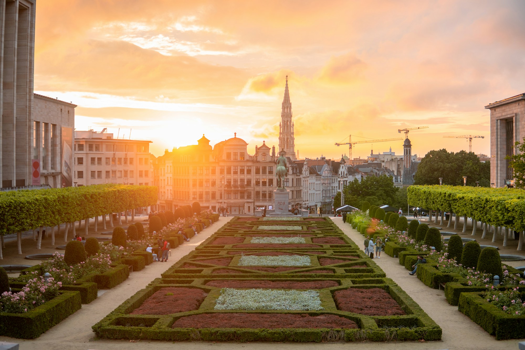 Mont des Arts in Brüssel bei Sonnenuntergang, im Hintergrund der Turm des Rathauses