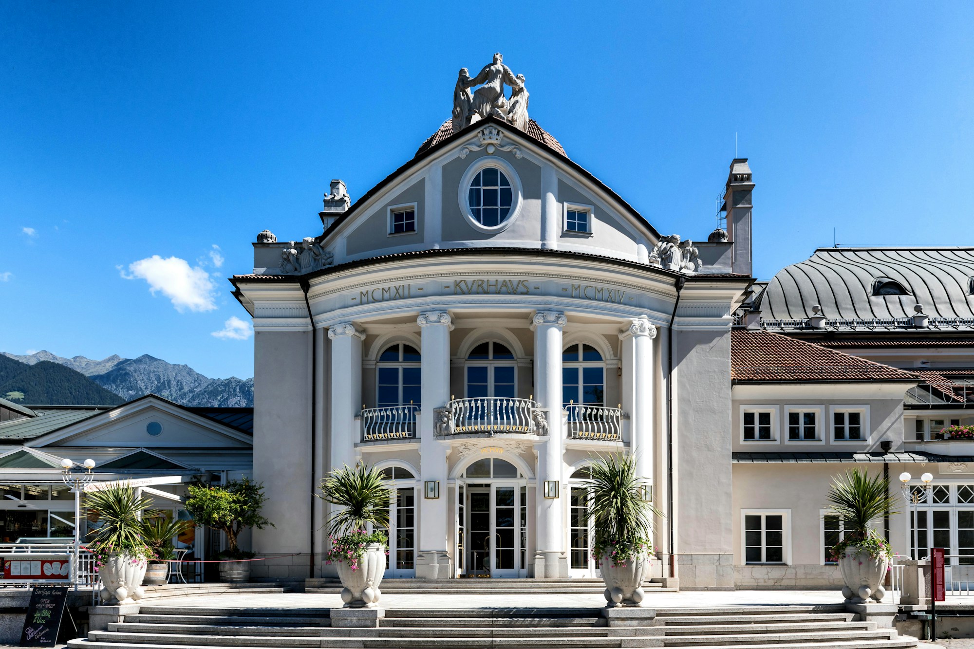 Fassade des Kurhauses in Meran, Säulenvorbau und Giebel im Stadtzentrum