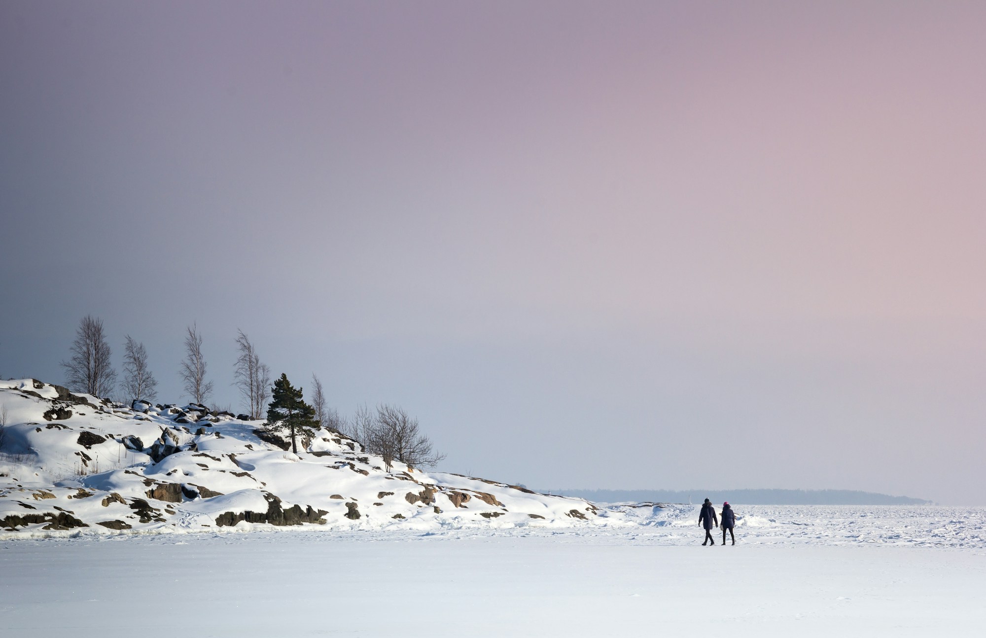 Spaziergang durch eine verschneite Landschaft in Finnland
