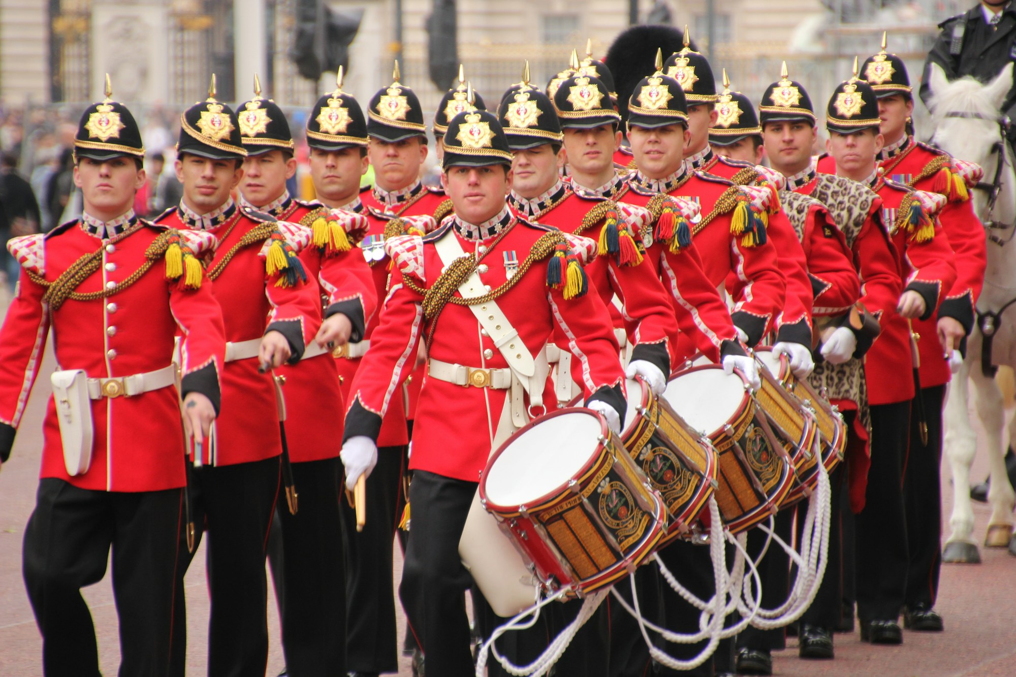 Musiker einer Militärkapelle in roten Uniformen, nahe dem Buckingham Palace in London