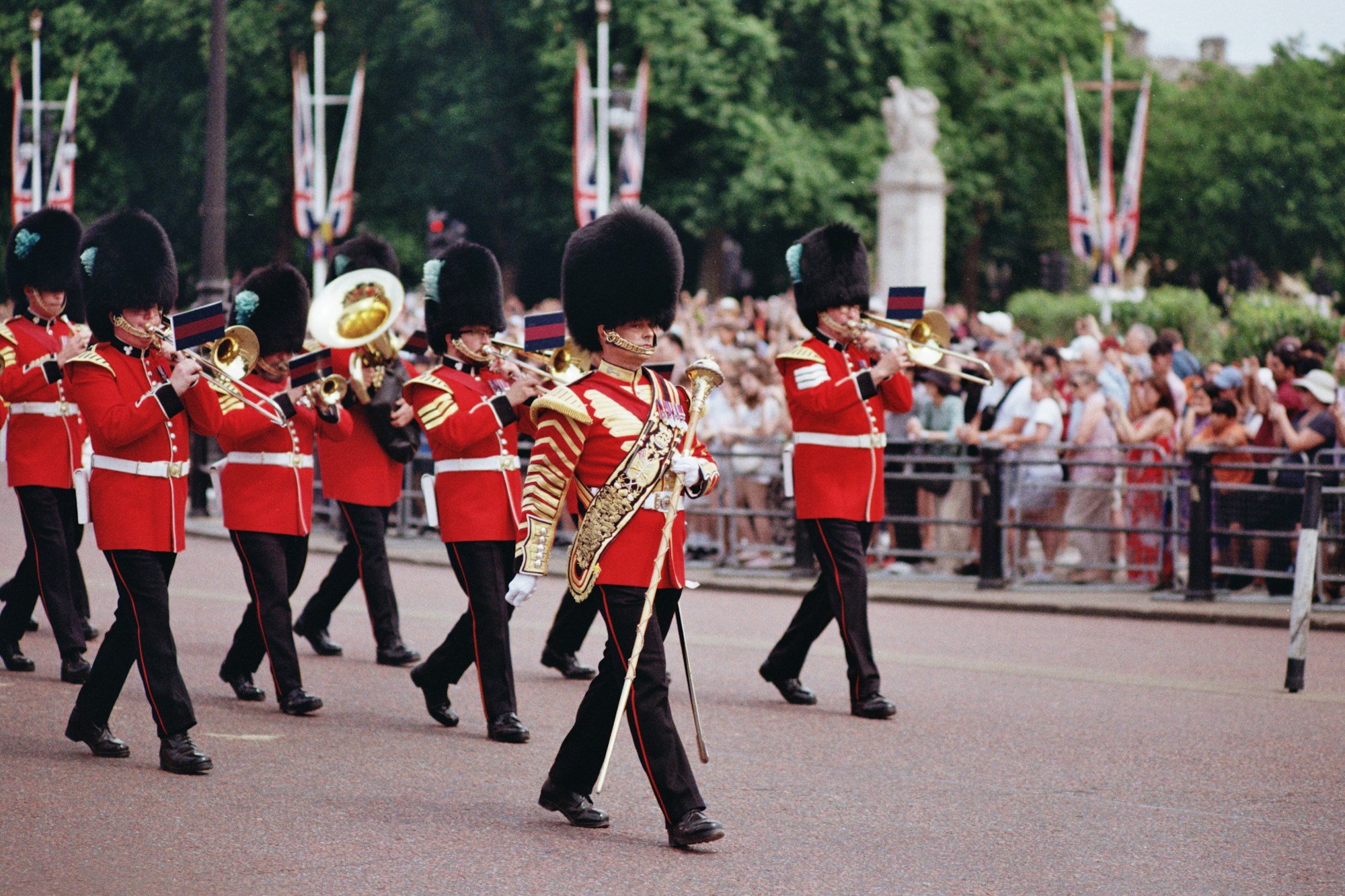 Britische Militärkapelle zieht durch London, Zuschauer stehen hinter den Absperrungen