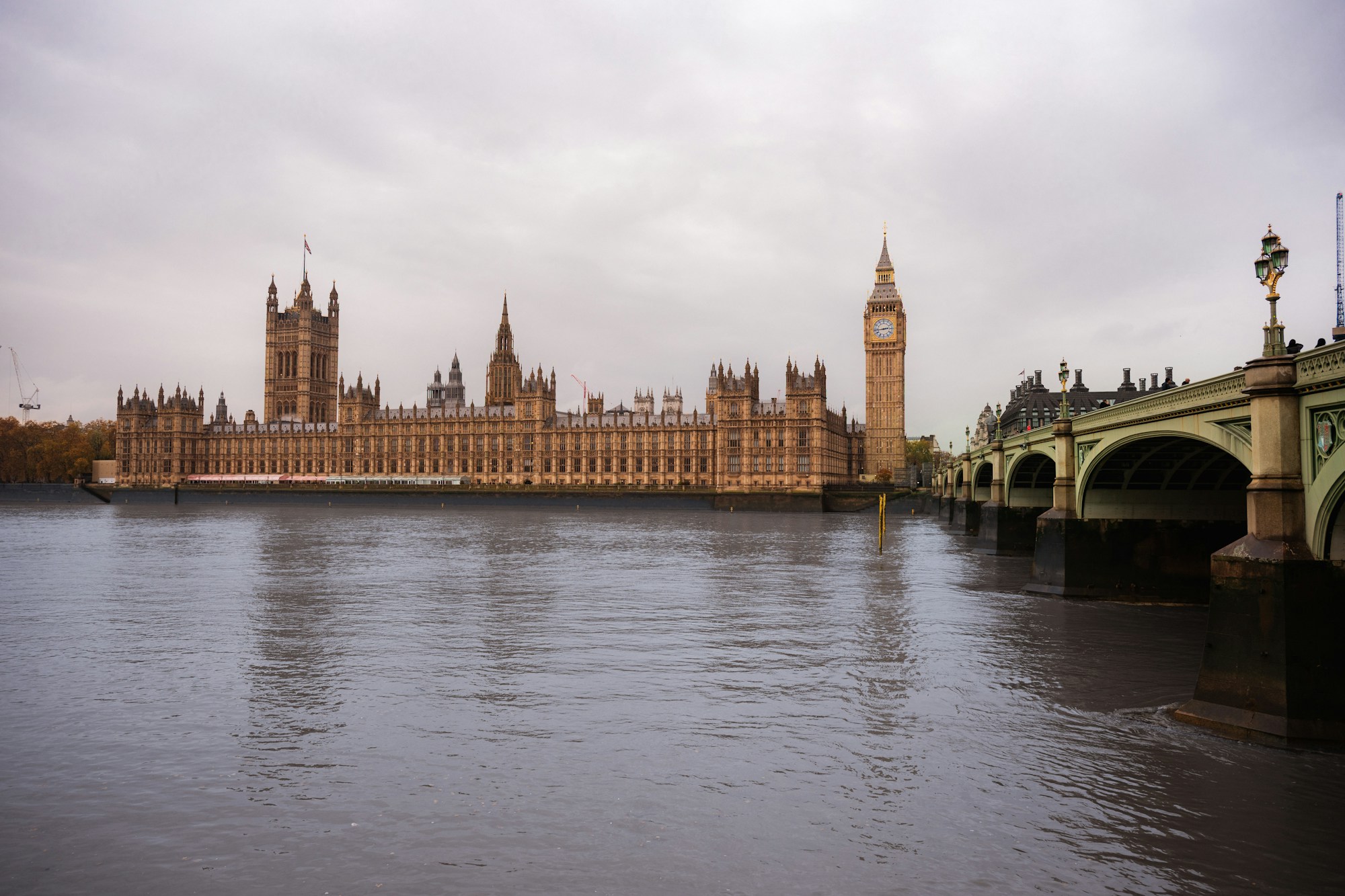 Palast von Westminster und Big Ben über der Themse bei bedecktem Himmel