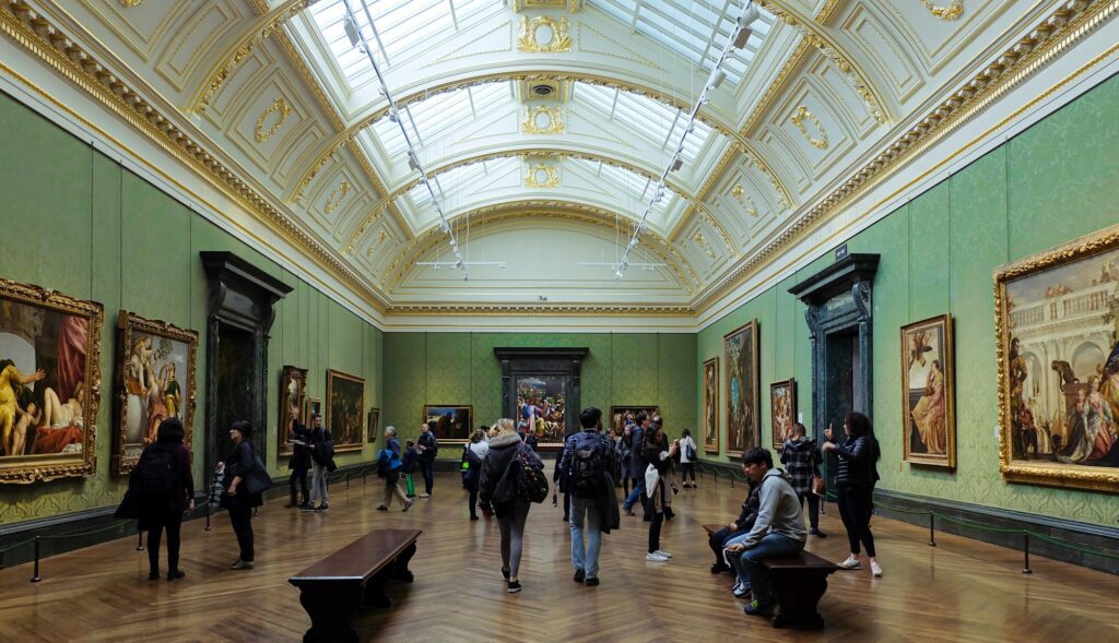 Visiteurs dans une salle de musée à Londres