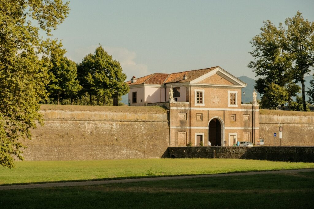 Lucques pendant Lucca Comics & Games, remparts et centre historique