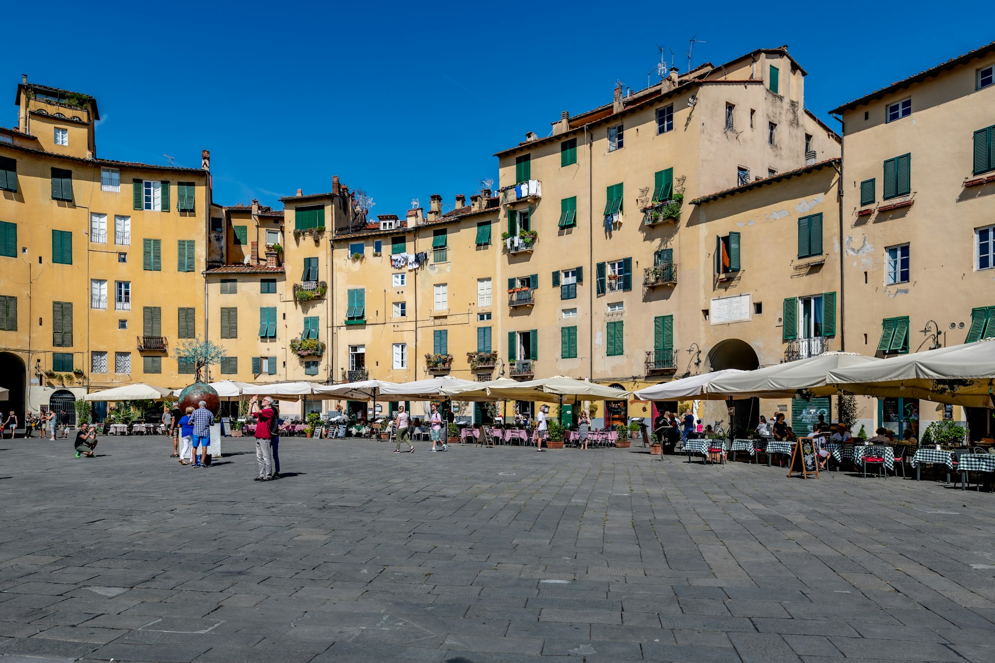 Piazza dell'Anfiteatro in Lucca, ein ovaler Platz gesäumt von Cafés