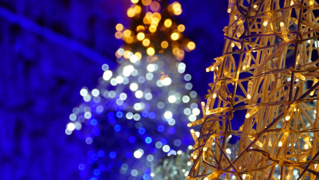 Gros plan sur un sapin de Noël lumineux, la nuit