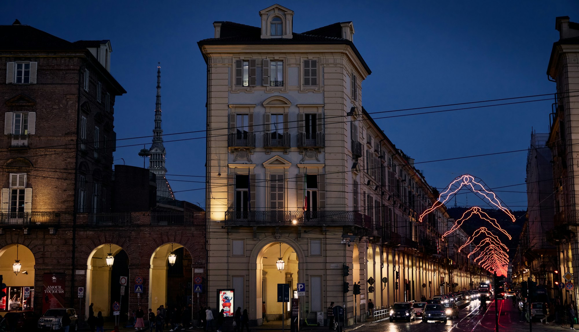 Beleuchtetes Turin bei Nacht, Lichtreflexe über der Stadt