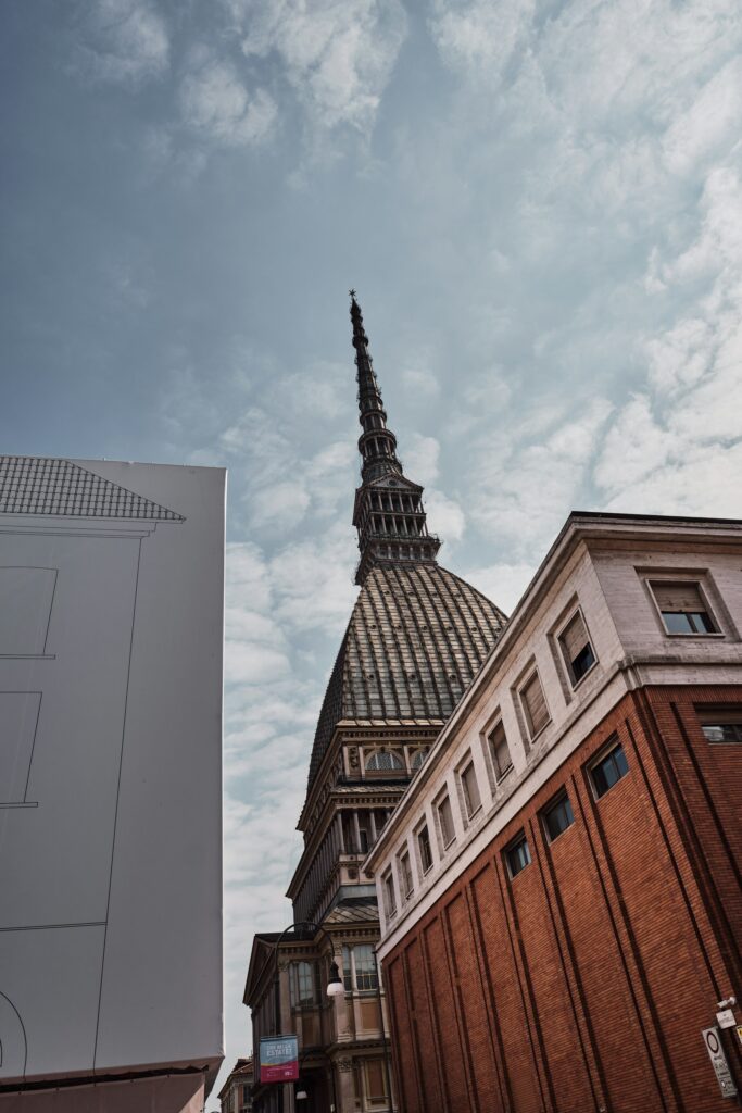 La Mole Antonelliana de Turin, symbole de la ville, vue depuis le centre