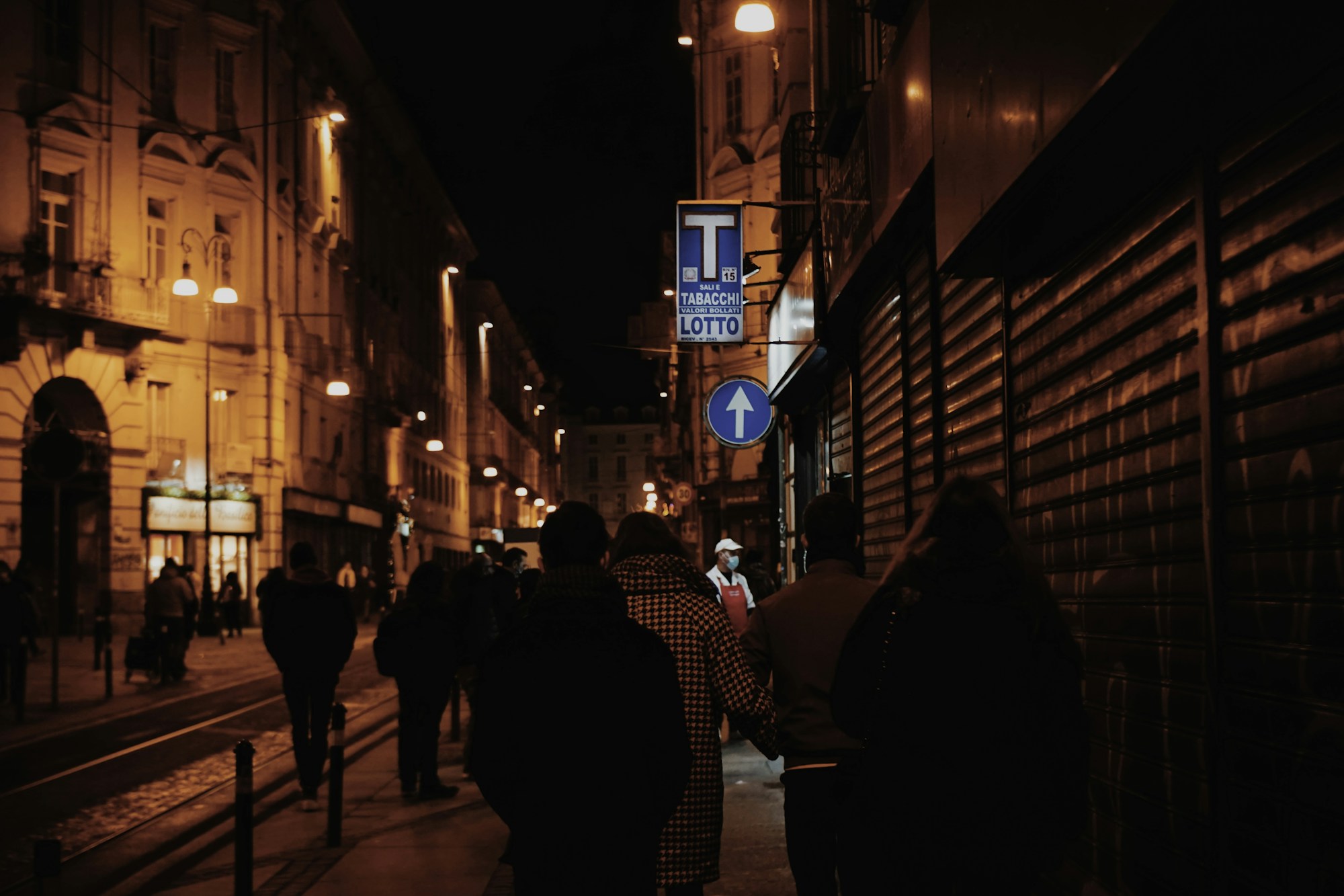 Straße in Turin bei Nacht, städtische Stimmung an einem Freitagabend