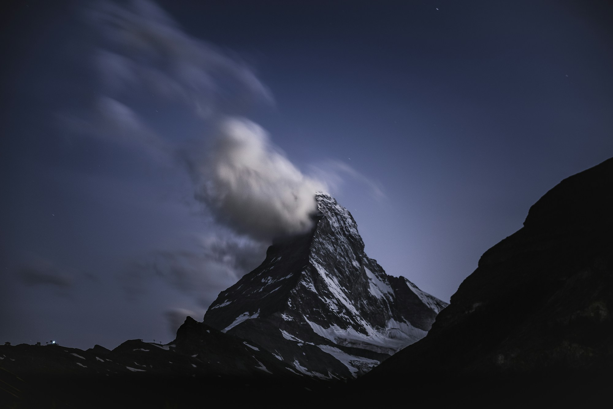 Le Cervin éclairé par la Lune, un nuage accroché à son sommet