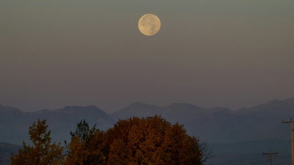 Lune d'automne se levant au-dessus de crêtes