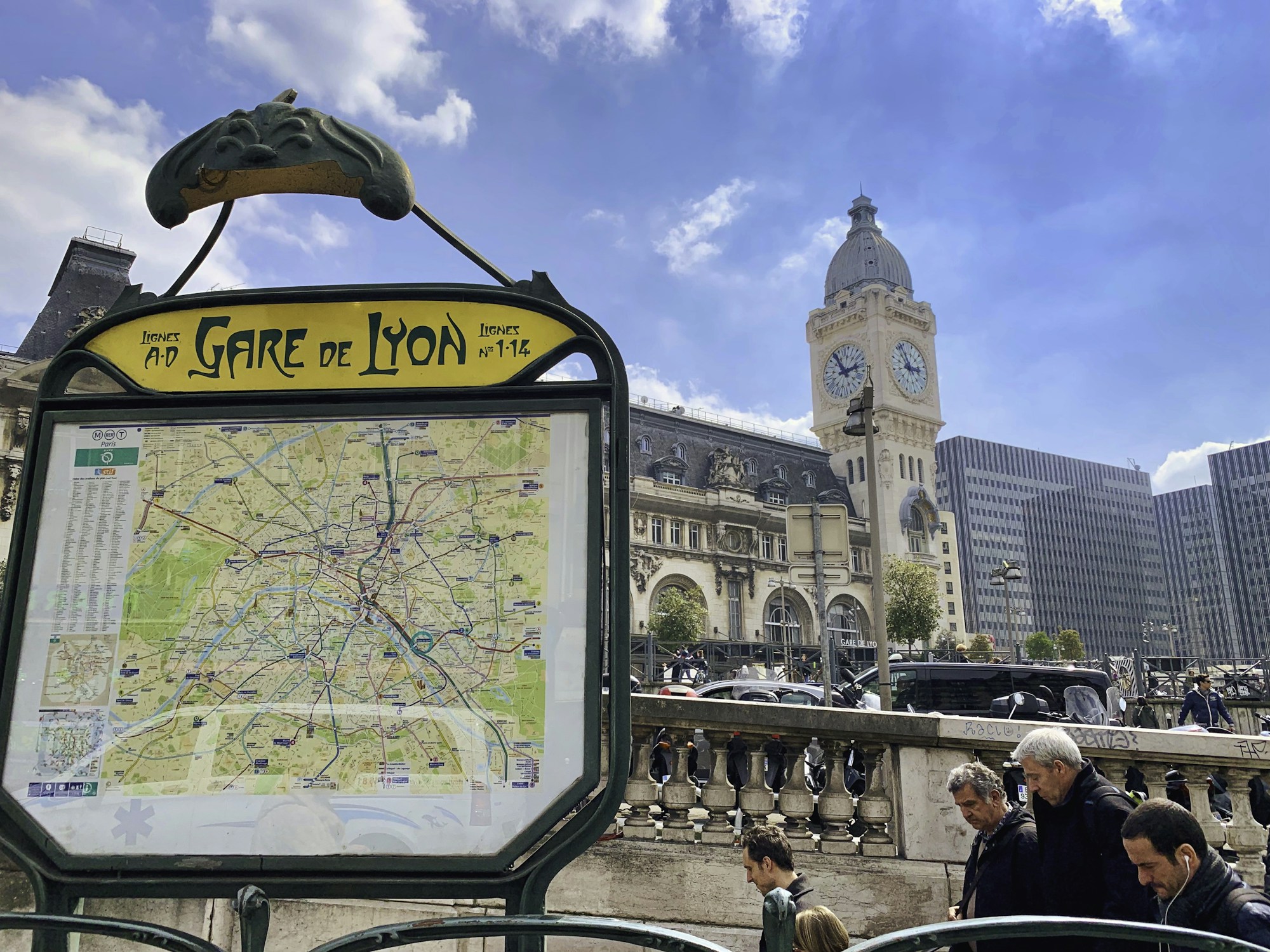 Entrée de métro Gare de Lyon, avec le plan du quartier et la tour de l'horloge