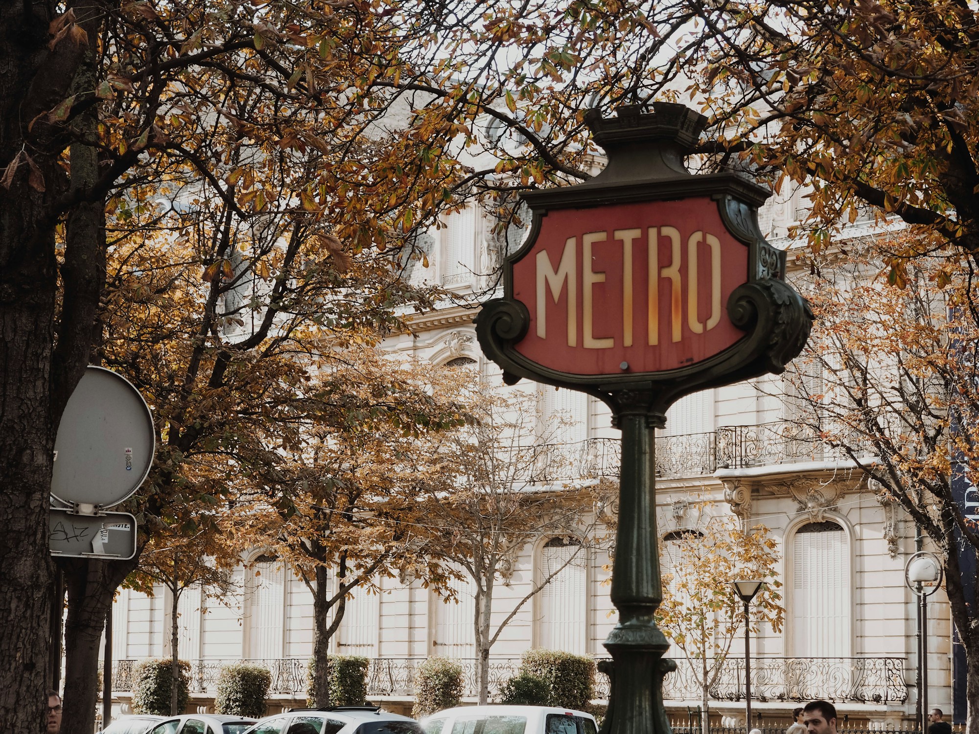 Panneau Métropolitain art nouveau parmi les arbres d'automne, à Paris
