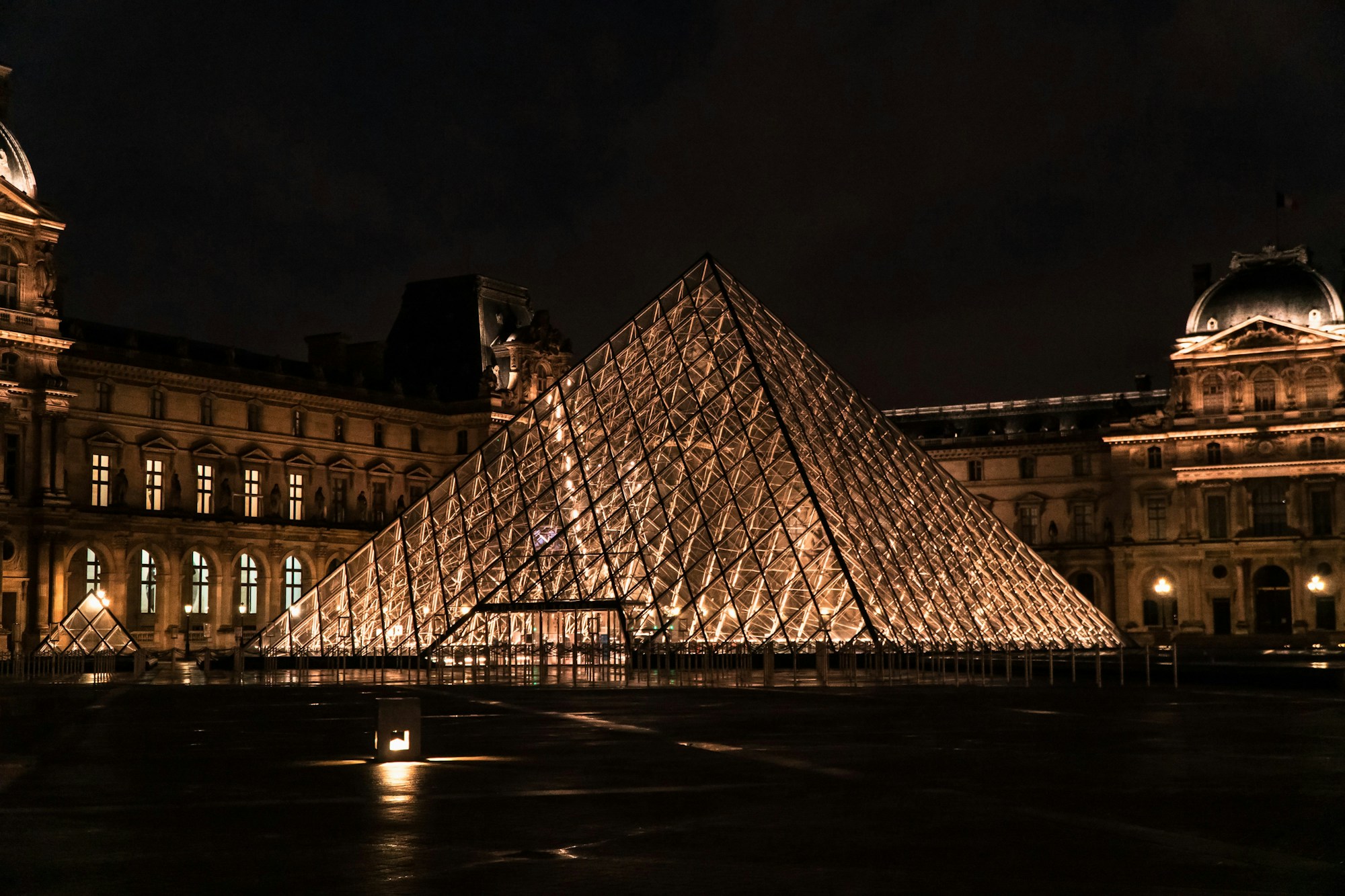 La pyramide du Louvre illuminée de nuit, à Paris