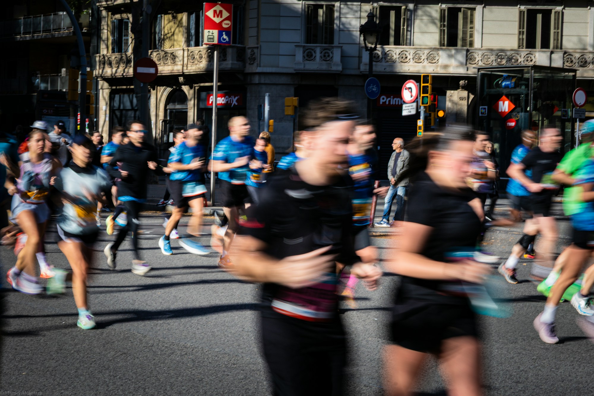 Corredores durante una carrera por una calle del centro de una ciudad