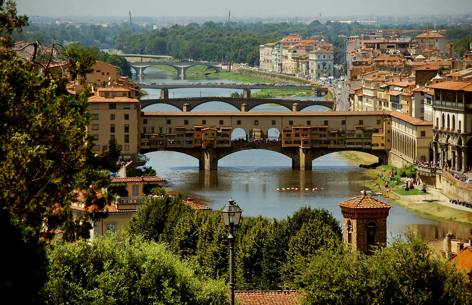 El Ponte Vecchio visto desde las colinas al oeste de Florencia