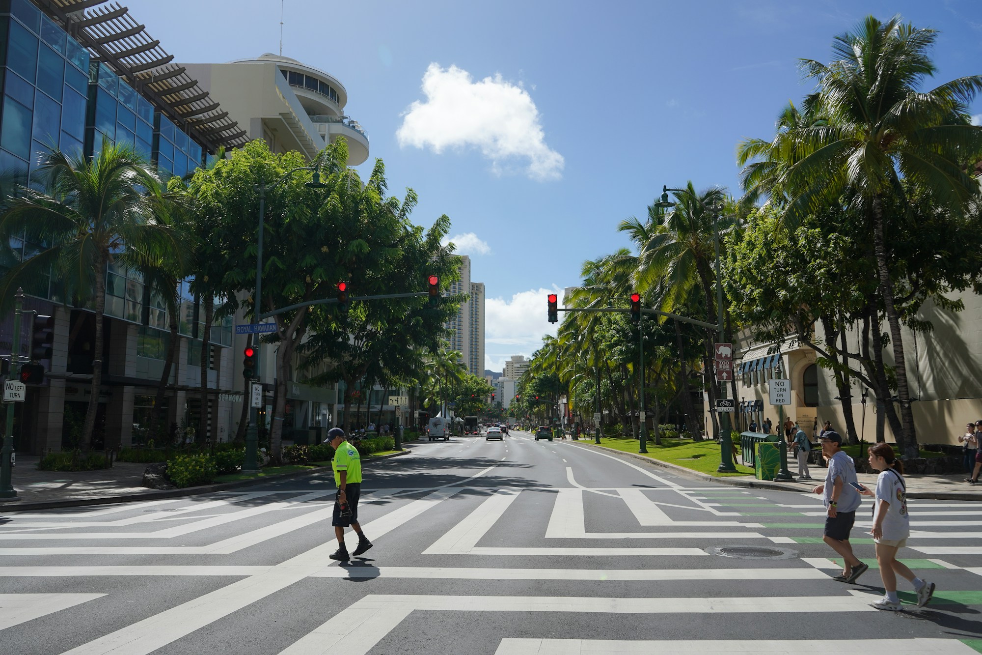 Kalakaua Avenue in Waikiki bei sonnigem Wetter