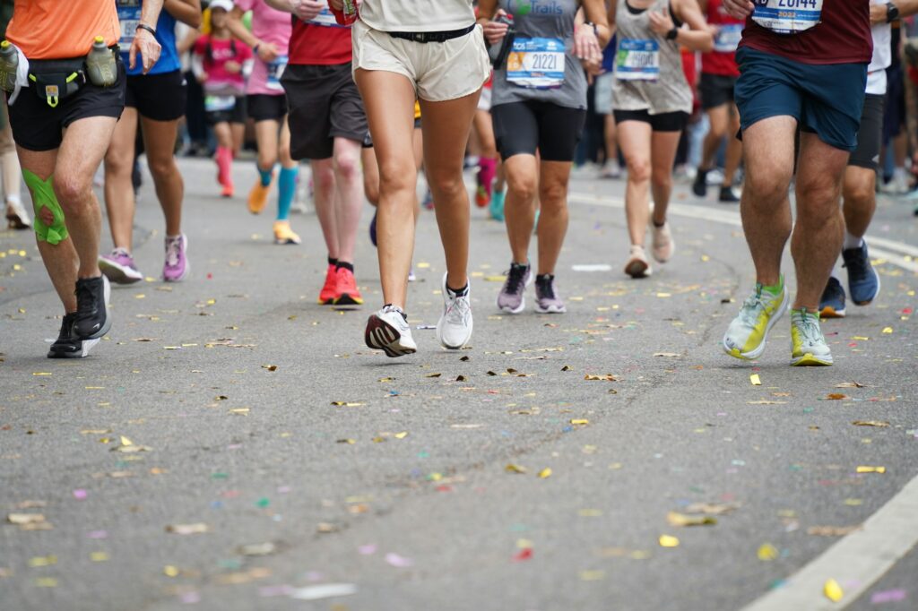 Coureurs du marathon de New York près de la 86e rue dans Central Park