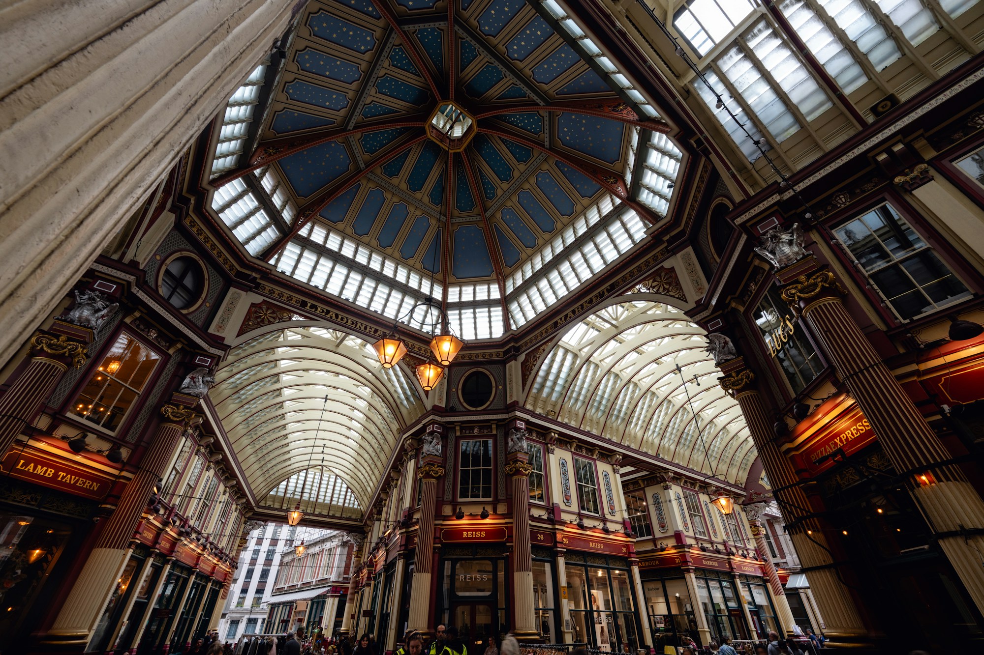 Interior de un mercado cubierto victoriano de hierro y cristal, en Londres