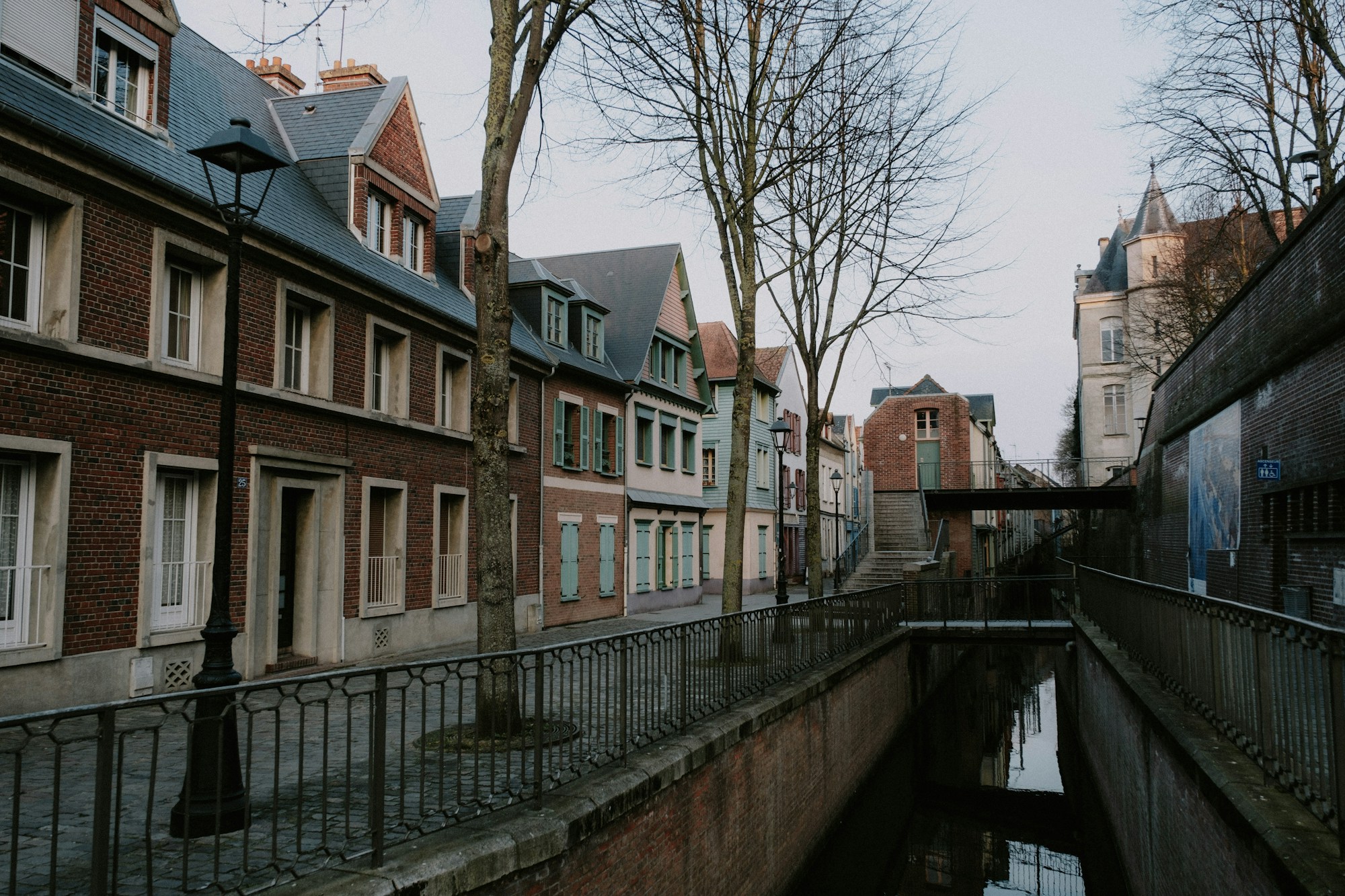 Gasse mit alten Häusern und einem Kanal in einem historischen Viertel