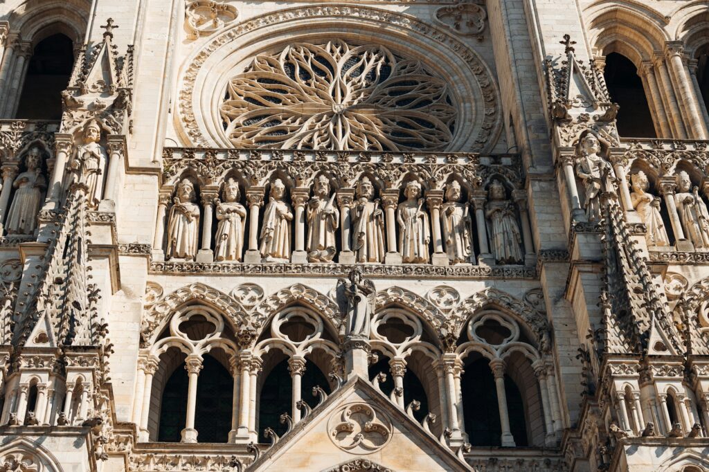 Façade gothique et rosace de la cathédrale Notre-Dame d'Amiens