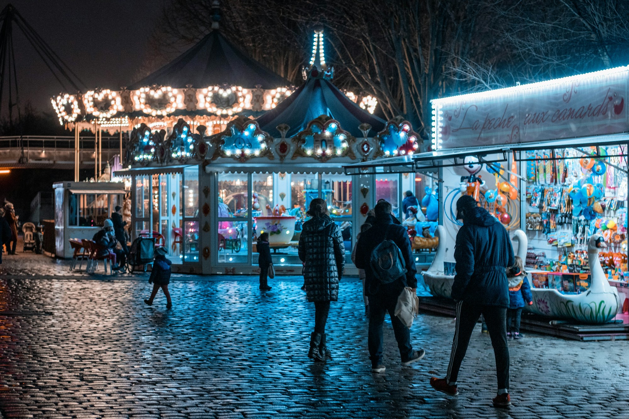 Beleuchtete Weihnachtshütten am Abend in einer Straße der Innenstadt