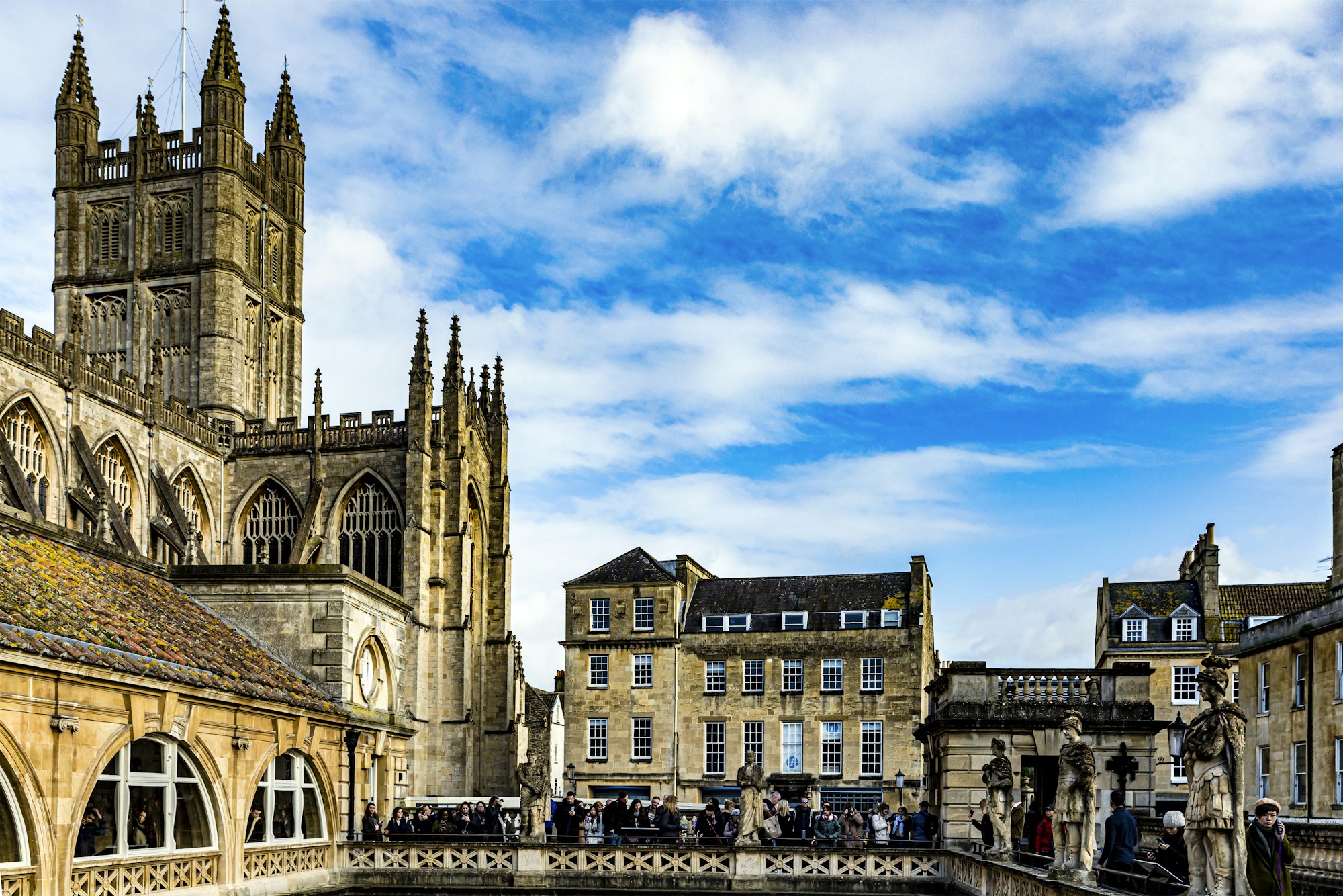 La abadía de Bath y las termas romanas en el centro histórico