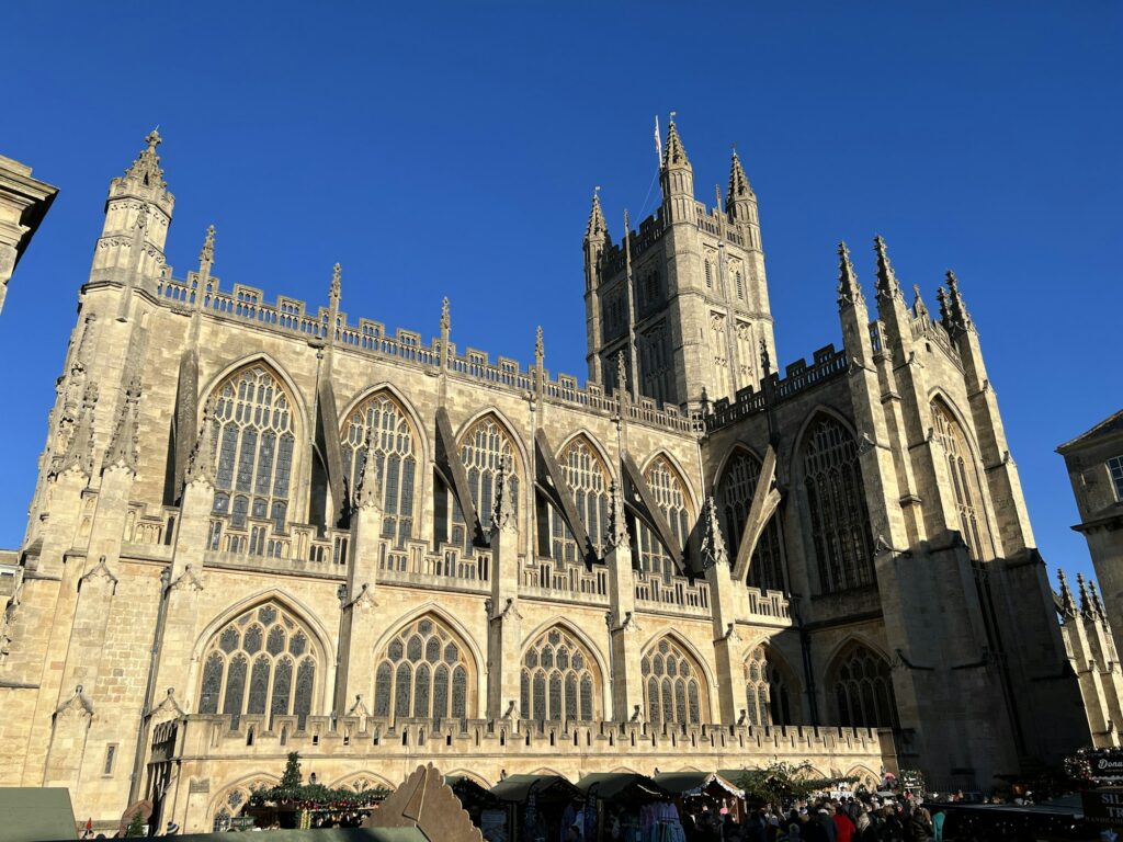 Foule dans le centre de Bath, devant l'abbaye et son clocher