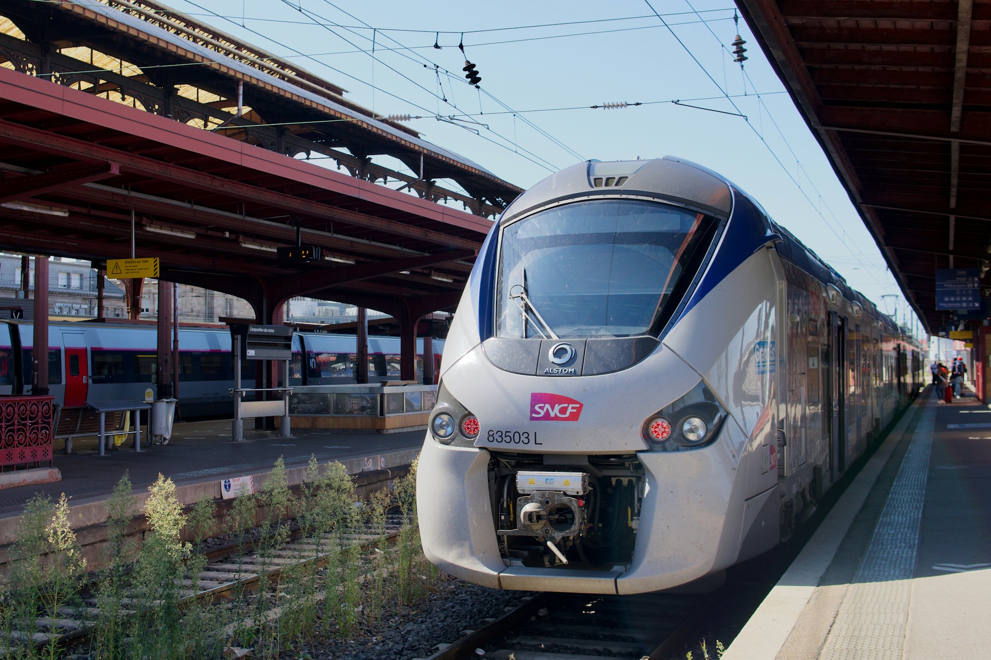 Tren regional en un andén de la estación de Estrasburgo