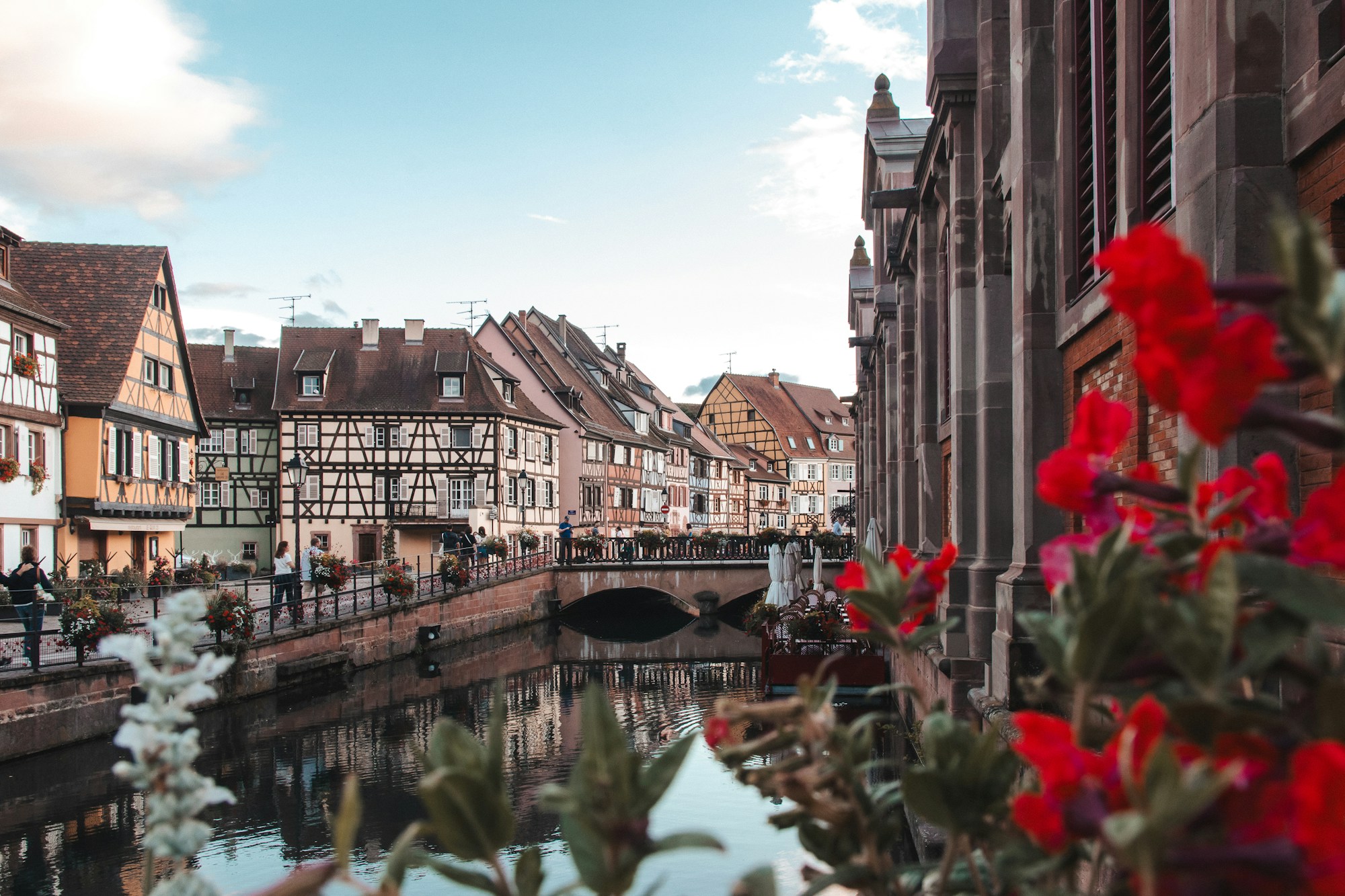 Casas de entramado de madera junto al canal de la Petite Venise en Colmar