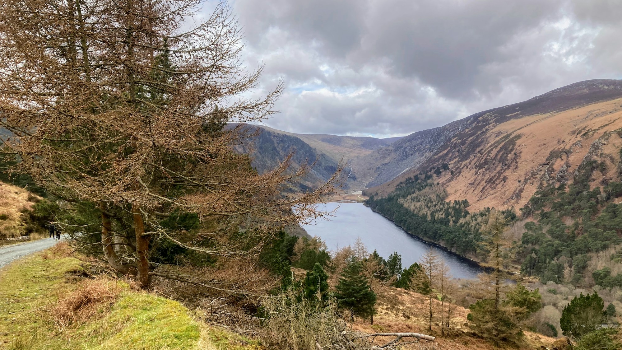 Lago Superior de Glendalough rodeado de montañas, en el condado de Wicklow